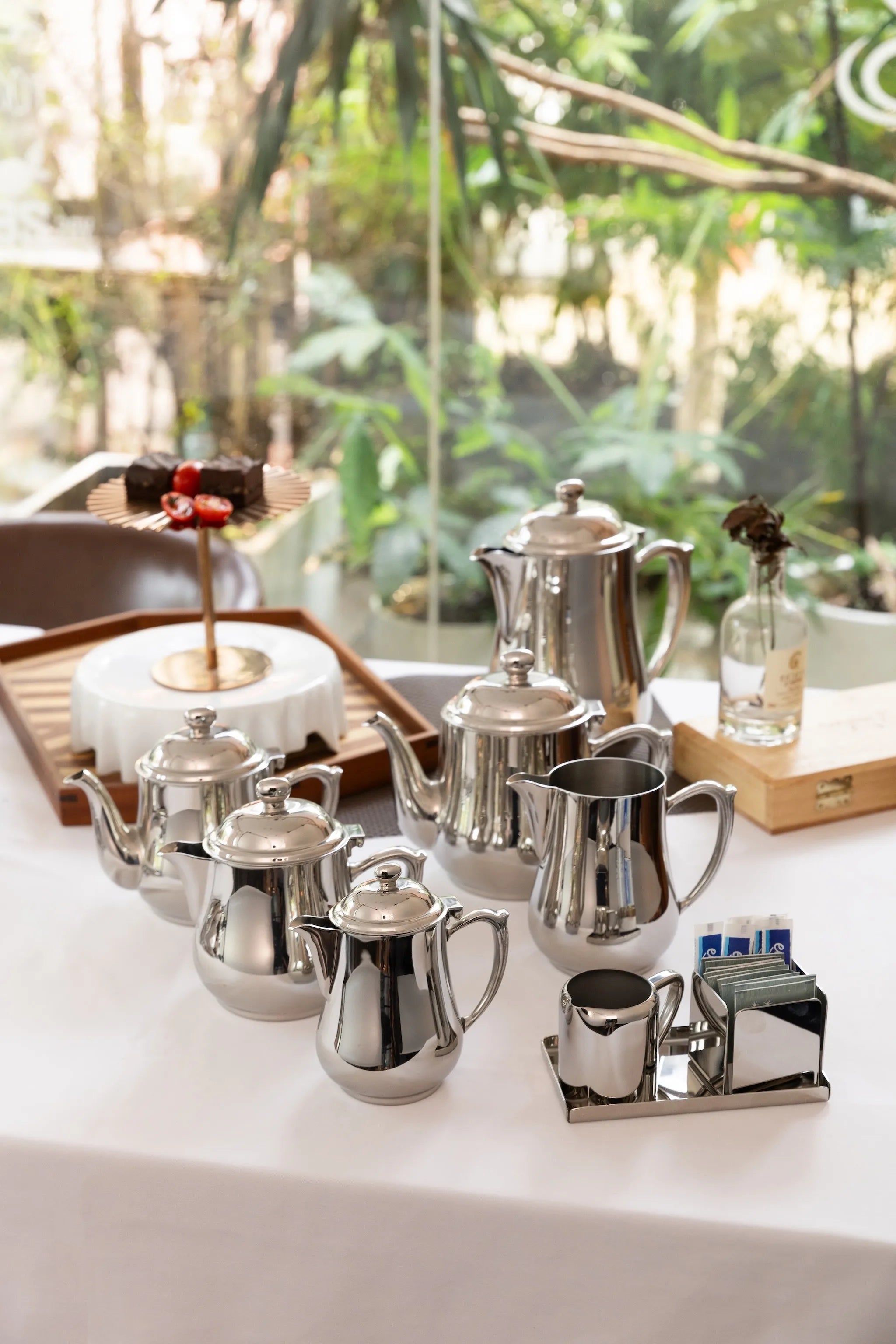 Hotel and buffet holloware